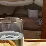 Sleeping On The Gilgaboat! Úszó hotel