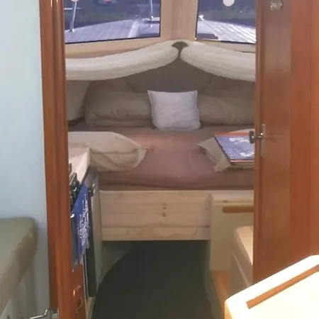 Sleeping On The Gilgaboat! Úszó hotel
