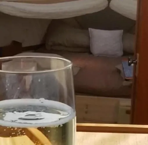 Sleeping On The Gilgaboat! Πλωτό κατάλυμα