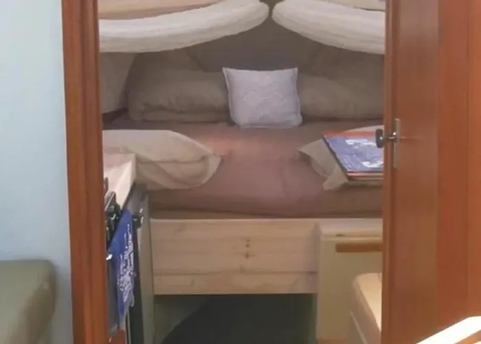 Sleeping On The Gilgaboat! Botel